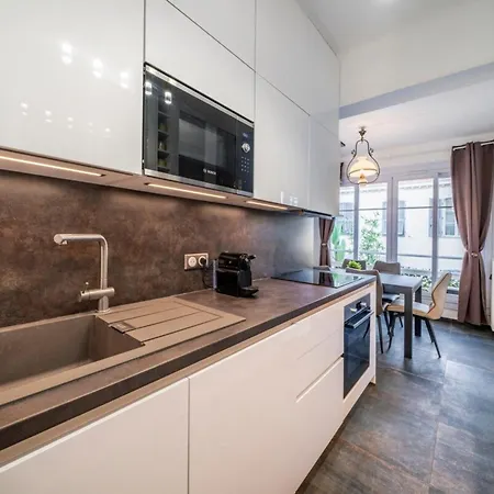 Brand New 2 Bedrooms Heart Of Apartment